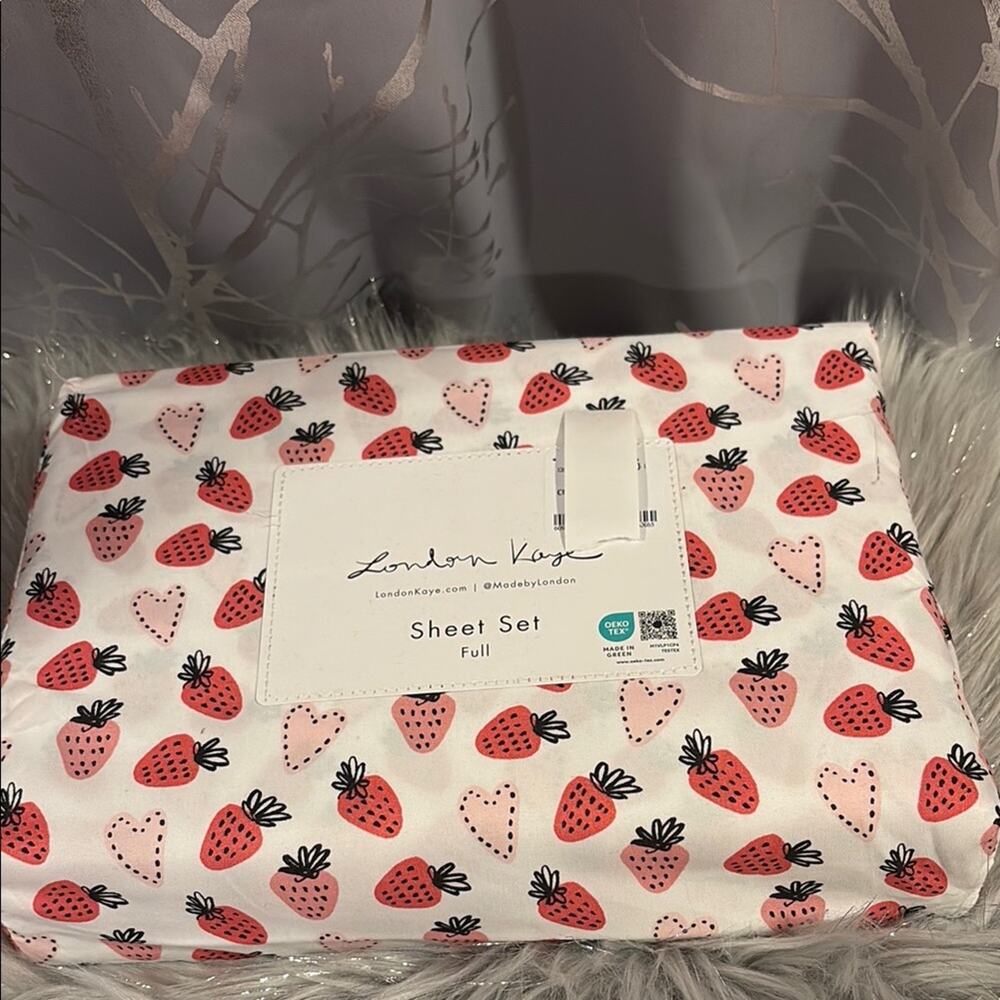BNWT London Kaye Valentine's Day Strawberry Sheet Set - Size Full